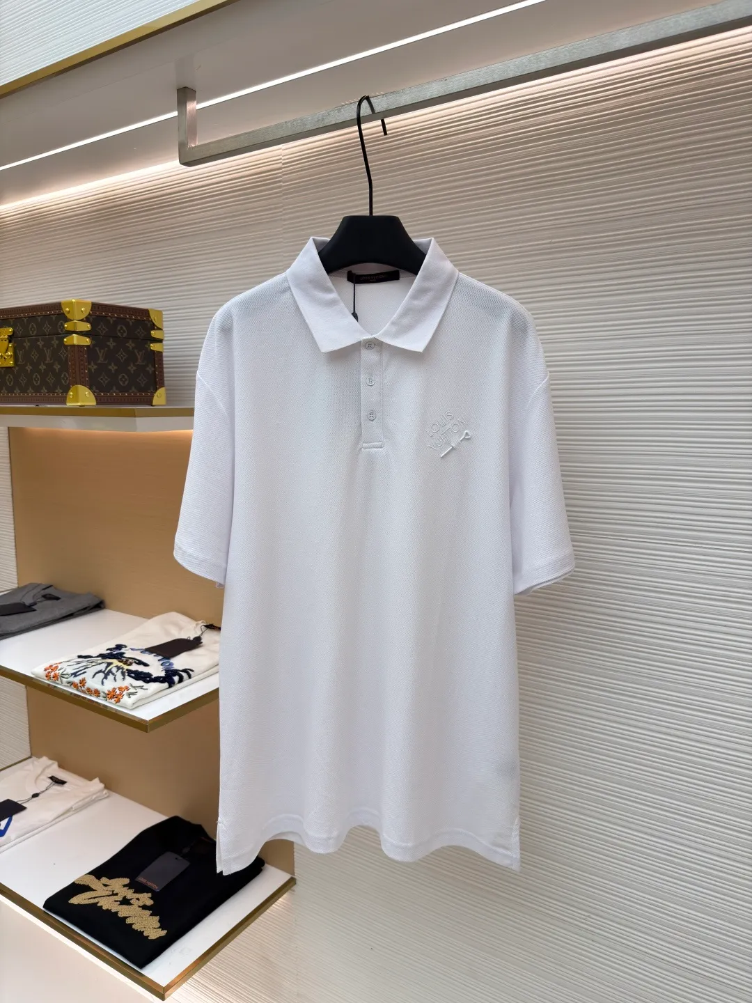 LOUIS VUITTON pin embroidered polo shirt ●Original version: Purchased and developed for 6500 ●Item number: 1681204-A35 ●Fabric: pique cotton fabric ●Technology: embroidery production ●Color: white ●Version: fitted version ●Weight: about 305 grams ●Size: XS-S-M-L ●Description: The fabric is made of customized 6-corner piqué cotton, with unique shape and texture, which is breathable and comfortable, not easy to deform and has greatly increased durability; the flat-knit thread dyeing for the neckline ensures that the color of the neckline perfectly matches the overall tone of the clothes. The flat-knit thread production process makes the neckline highly elastic and fits the neck without feeling constrained when worn; a keyhole is specially made under the embroidery, and custom-made pin accessories are strung together as decorative highlights to add a sense of fashion and uniqueness to the clothes. The overall wiring is straight and delicate, the fabric is comfortable and soft, and the color is consistent without color difference. It can be matched with the same style to create a fashionable look and control various occasions. Customized accessories, complete with three standards, same style for men and women!